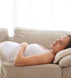 האם שינה על הגב מזיקה להריון?-תמונה